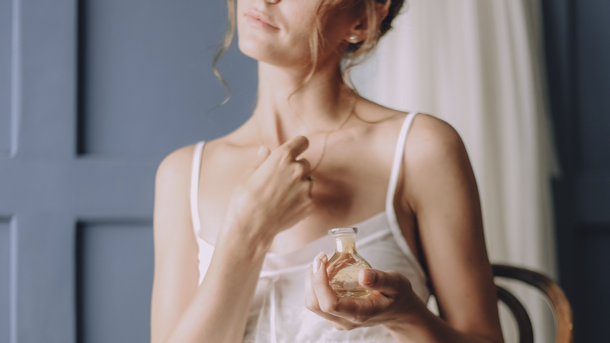 Consigue que el perfume dure más tiempo sobre tu piel con los mejores trucos de expertos