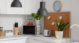 Ni en la encimera, ni en la mesa: dónde poner la tostadora y el microondas para ganar espacio