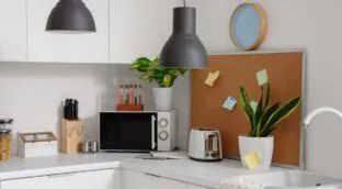 Ni en la encimera, ni en la mesa: dónde poner la tostadora y el microondas para ganar espacio