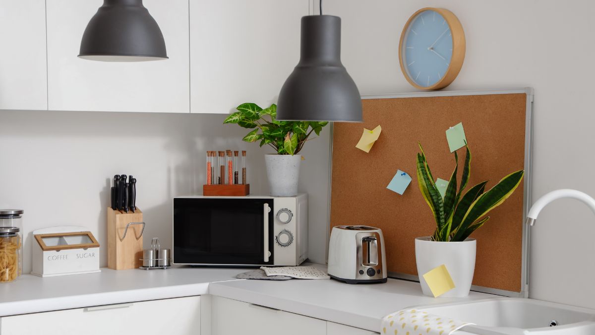 Ni en la encimera, ni en la mesa: dónde poner la tostadora y el microondas para ganar espacio