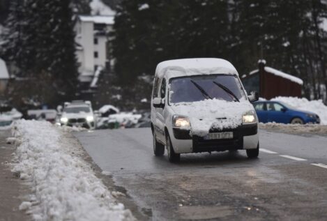 La nieve mantiene cortadas 12 carreteras en el país y otras 18 vías tienen restricciones