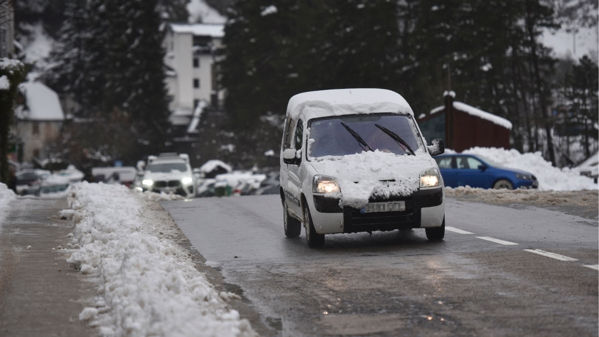 La nieve mantiene cortadas 12 carreteras en el país y otras 18 vías tienen restricciones