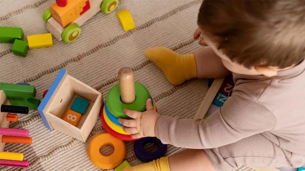 nino-pequeno-jugar-amnesia-infantil