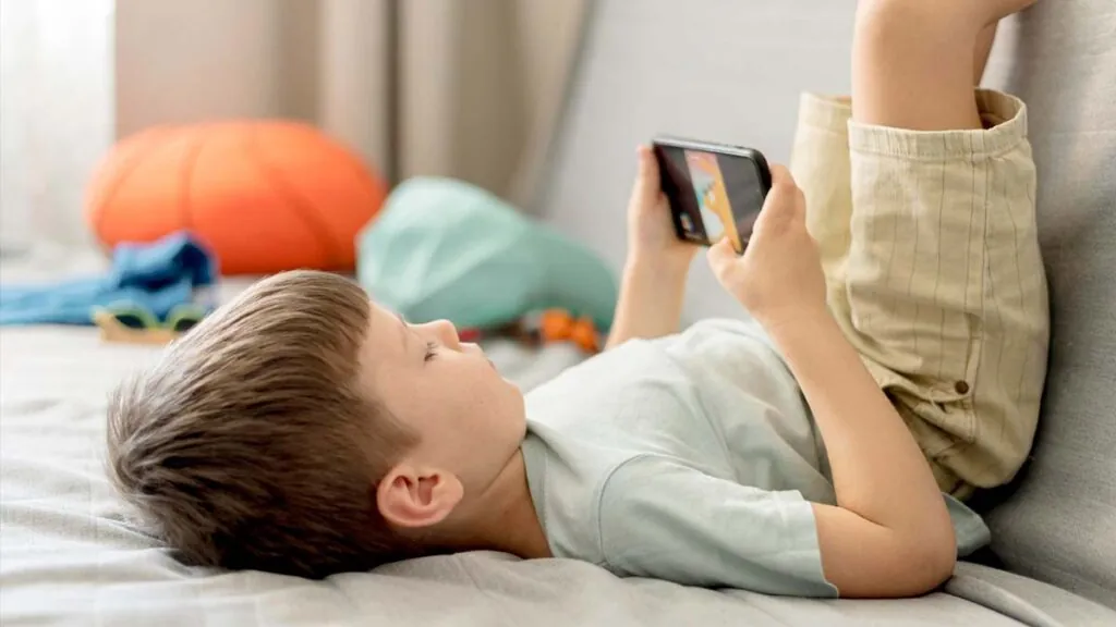 nino-preadolescente-smartphone-sofa