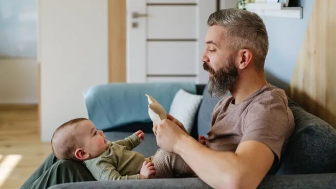 Así será el nuevo permiso retribuido de dos semanas para padres a partir de 2026