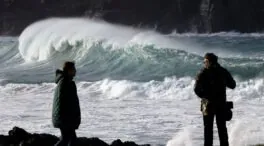 La Aemet alerta de la borrasca Emilia: olas de 6 metros y 60 l/m² en las Islas Canarias
