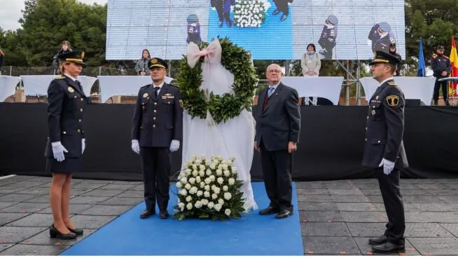 Paiporta condecora a la ciudadanía y a 900 policías de toda España por su ayuda en la dana