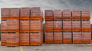 La industria planta cara a Bruselas y alerta de los riesgos de eliminar embalajes plásticos