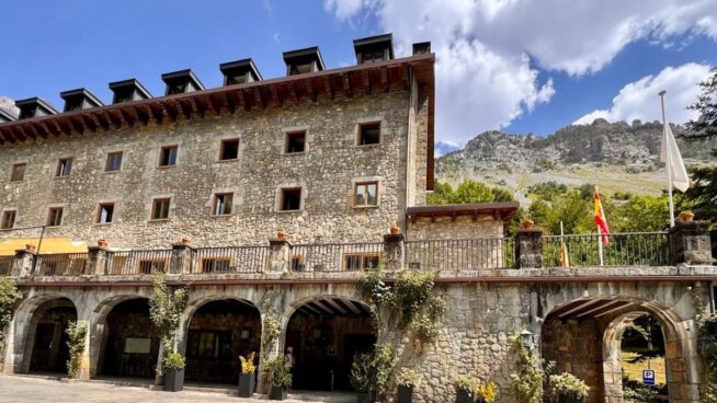 Pocos lo conocen: el parador de los Pirineos que mantiene intacto su edificio de 1968