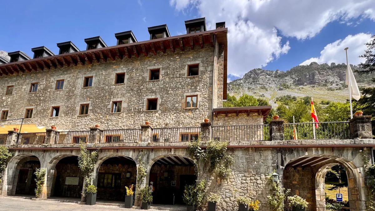Pocos lo conocen: el parador de los Pirineos que mantiene intacto su edificio de 1968
