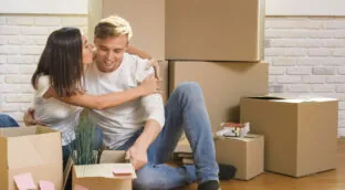 Solo una cuarta parte de los jóvenes españoles vive en pareja frente al 42% de la media europea