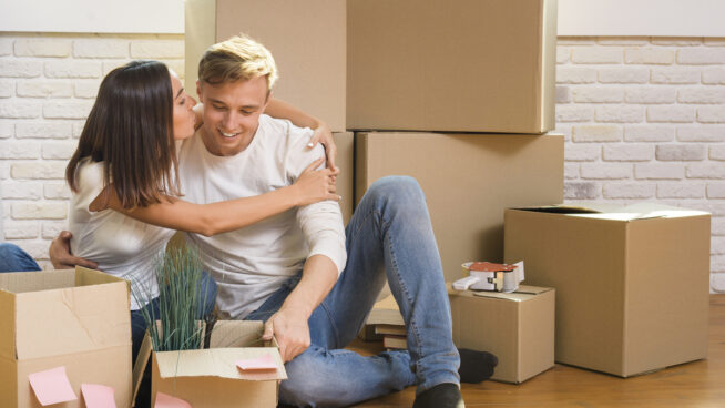 Solo una cuarta parte de los jóvenes españoles vive en pareja frente al 42% de la media europea