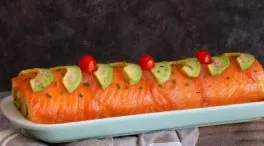 Pastel de salmón ahumado y aguacate: una receta que completa tu cena de Nochebuena