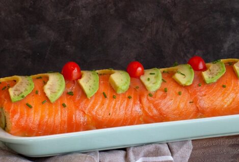Pastel de salmón ahumado y aguacate: una receta que completa tu cena de Nochebuena