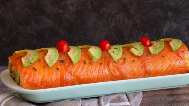 Pastel de salmón ahumado y aguacate: una receta que completa tu cena de Nochebuena