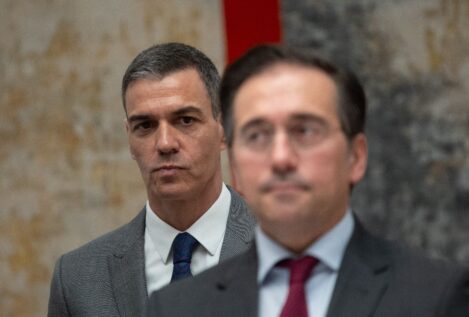 Sánchez ordena a Albares actualizar el reglamento «franquista» de los diplomáticos