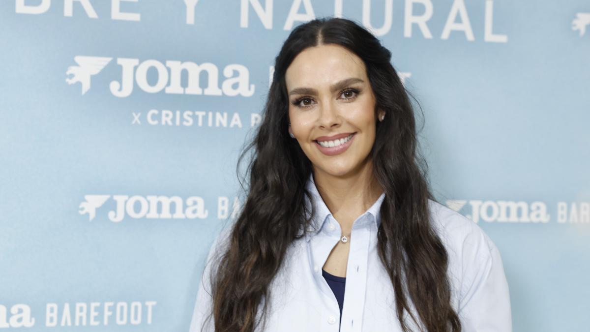 El acogedor salón de Cristina Pedroche en su casa de La Finca: mucha luz y texturas naturales