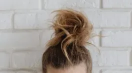 Adiós al pelo eléctrico: el truco del papel albal que lo deja bajo control