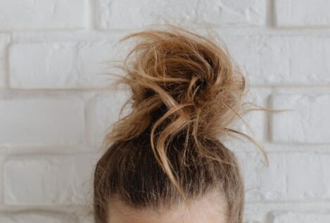 Adiós al pelo eléctrico: el truco del papel albal que lo deja bajo control