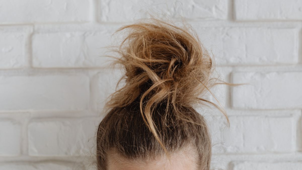 Adiós al pelo eléctrico: el truco del papel albal que lo deja bajo control