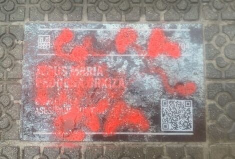 Vandalizan con pintadas de «Gora ETA» placas de víctimas de la banda en Durango (Vizcaya)