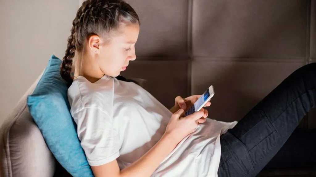 preadolescente-smartphone-sofa