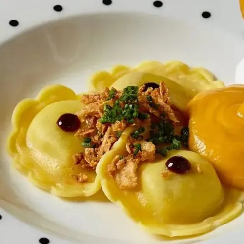 Crema de calabaza con raviolis rellenos de trufa y parmesano
