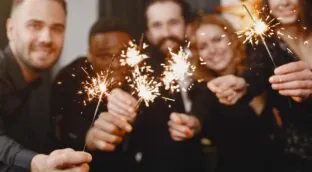 Propósitos de Año Nuevo para los españoles: así entramos al año 2026 en salud, amor y ocio