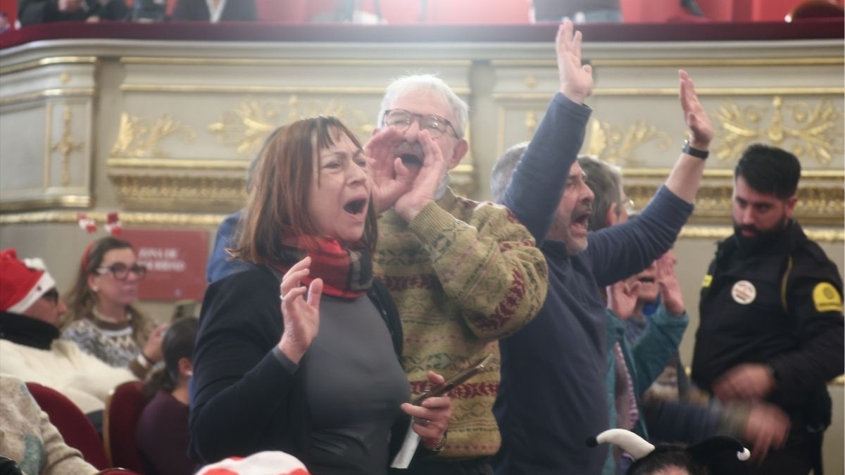 Activistas piden «mil millones de euros» para Palestina durante el sorteo de Navidad