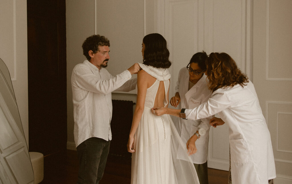 Prueba con una novia en el atelier de Álex Vidal