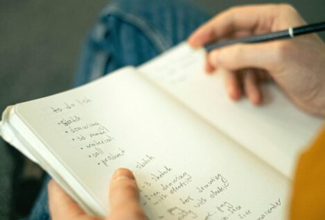 Una psicóloga explica por qué a veces mezclamos mayúsculas y minúsculas al escribir