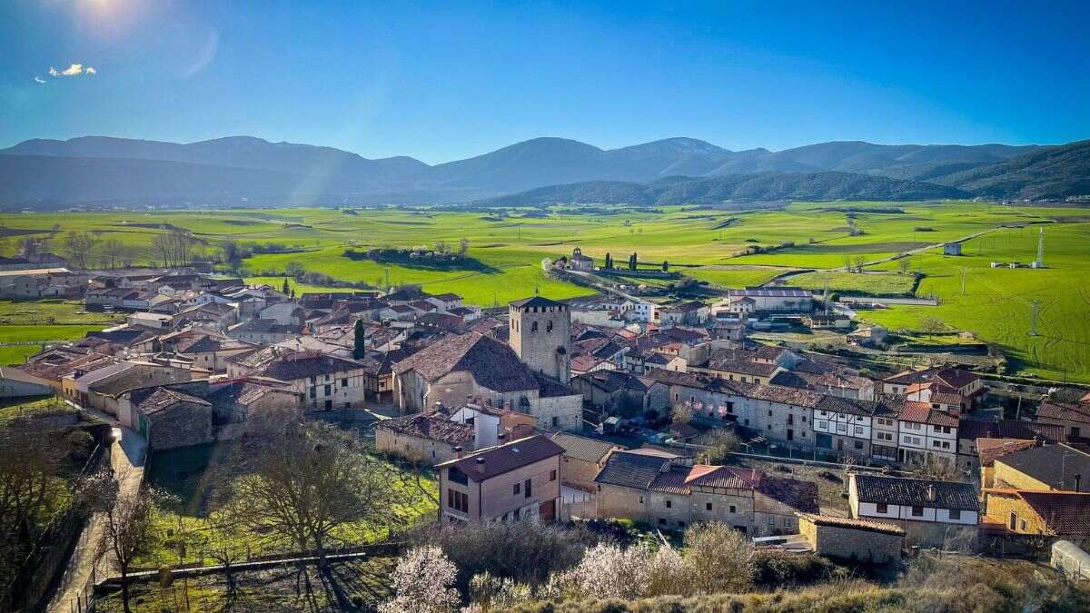 El pueblo más bonito de España, a 30 minutos de Vitoria y con experiencia gastronómica en un monasterio