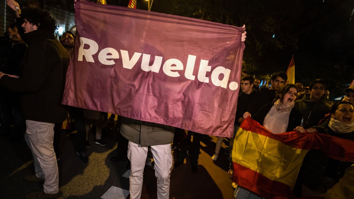 Revuelta niega desvío de dinero de la dana y acusa a Vox de pretender controlarla