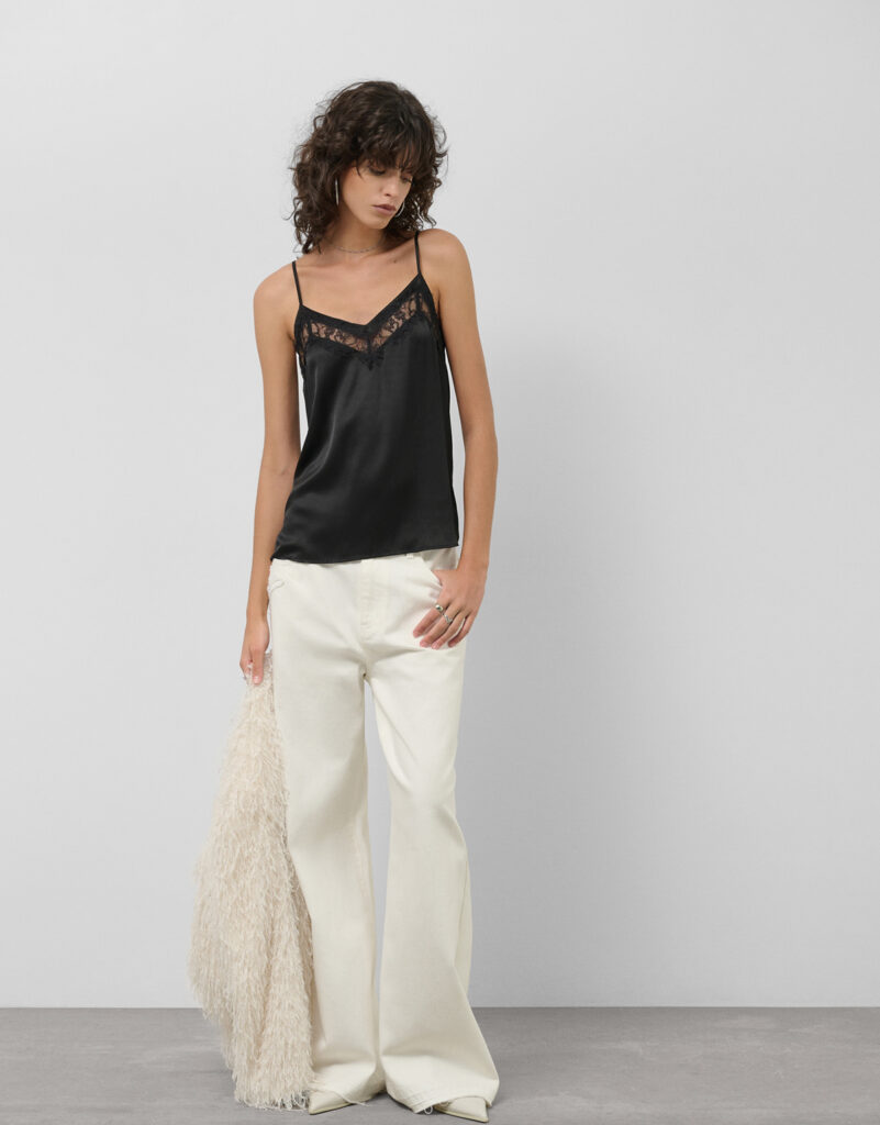 Top lencero junto a pantalones y chaqueta de pelo de Roberto Verino