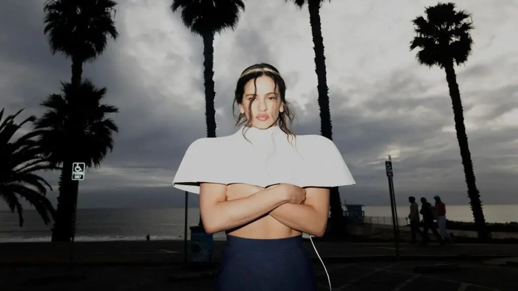 La artista catalana con maxi hombreras de aspecto futurista. (Fuente: EFE)