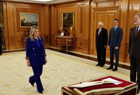 Saiz y Tolón prometen sus cargos como ministras portavoz y de Educación ante el rey