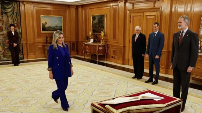 Saiz y Tolón prometen sus cargos como ministras portavoz y de Educación ante el rey