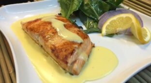 Salmón con salsa bearnesa: el plato principal de Nochevieja que no empalaga