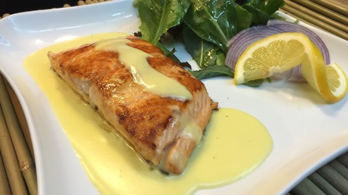 Salmón con salsa bearnesa: el plato principal de Nochevieja que no empalaga