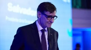 La Justicia da la razón a Illa en la polémica sobre el megacontrato de las mascarillas