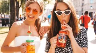 'Sober curious': qué es y qué hay detrás de las nuevas generaciones que no beben alcohol