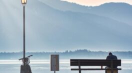 El pico estacional de la soledad no deseada: «La Navidad es como abrir la herida y echarle sal»