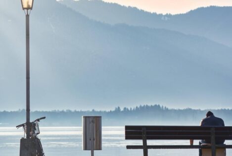 El pico estacional de la soledad no deseada: «La Navidad es como abrir la herida y echarle sal»