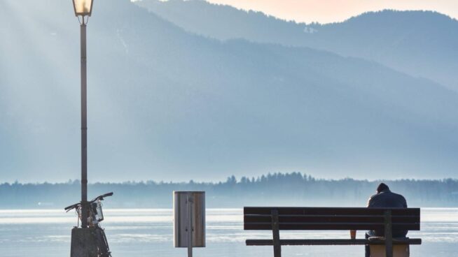 El pico estacional de la soledad no deseada: «La Navidad es como abrir la herida y echarle sal»