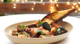 Del banco a los fogones: historia de una vocación con sabor a sopa de pescado