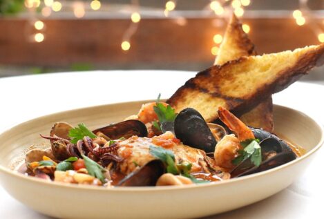 Del banco a los fogones: historia de una vocación con sabor a sopa de pescado