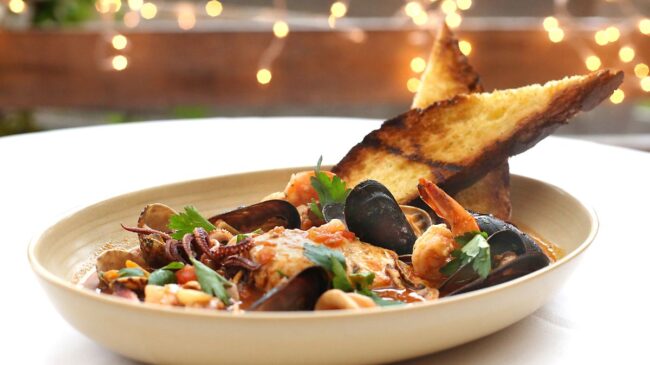 Del banco a los fogones: historia de una vocación con sabor a sopa de pescado