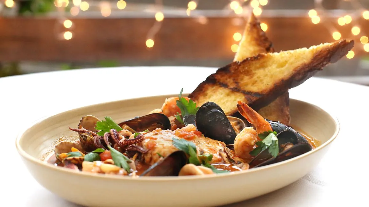 Del banco a los fogones: historia de una vocación con sabor a sopa de pescado