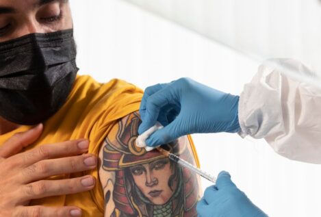 Un estudio alerta de la relación entre la tinta de los tatuajes y la eficacia de las vacunas