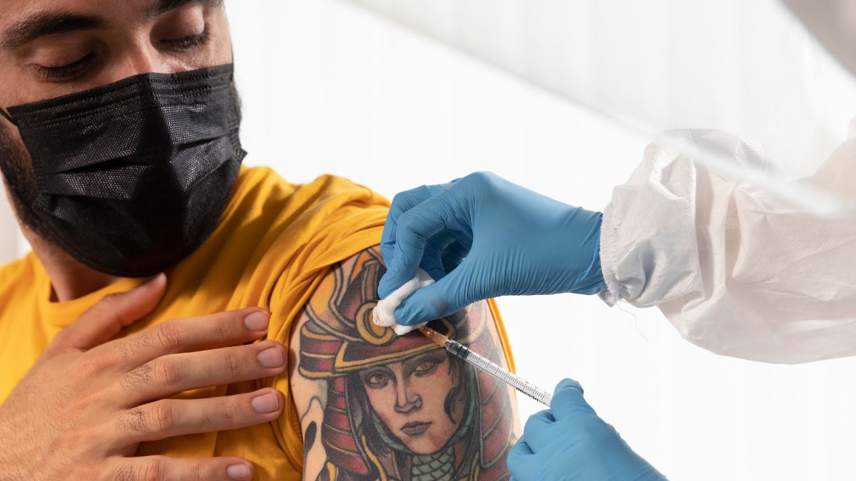 Un estudio alerta de la relación entre la tinta de los tatuajes y la eficacia de las vacunas